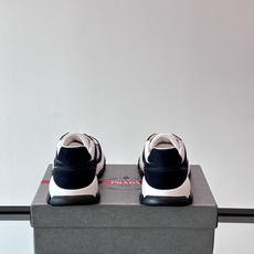 Prada 运动鞋💯百搭色调,网面 + 麂皮拼接鞋面,鞋侧有 Prada 三角形标志性的"符号"logo 压纹 Prada 运动鞋💯百搭色调,网面 + 麂皮拼接鞋面,鞋侧有 Prada 三角形标志性的"符号"logo 压纹