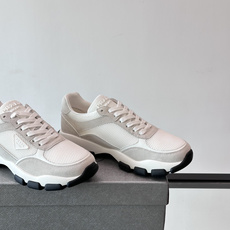 Prada 运动鞋💯百搭色调,网面 + 麂皮拼接鞋面,鞋侧有 Prada 三角形标志性的"符号"logo 压纹 Prada 运动鞋💯百搭色调,网面 + 麂皮拼接鞋面,鞋侧有 Prada 三角形标志性的"符号"logo 压纹