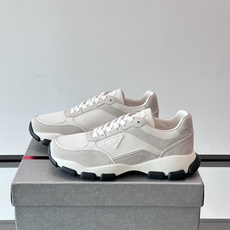 Prada 运动鞋💯百搭色调,网面 + 麂皮拼接鞋面,鞋侧有 Prada 三角形标志性的"符号"logo 压纹 Prada 运动鞋💯百搭色调,网面 + 麂皮拼接鞋面,鞋侧有 Prada 三角形标志性的"符号"logo 压纹