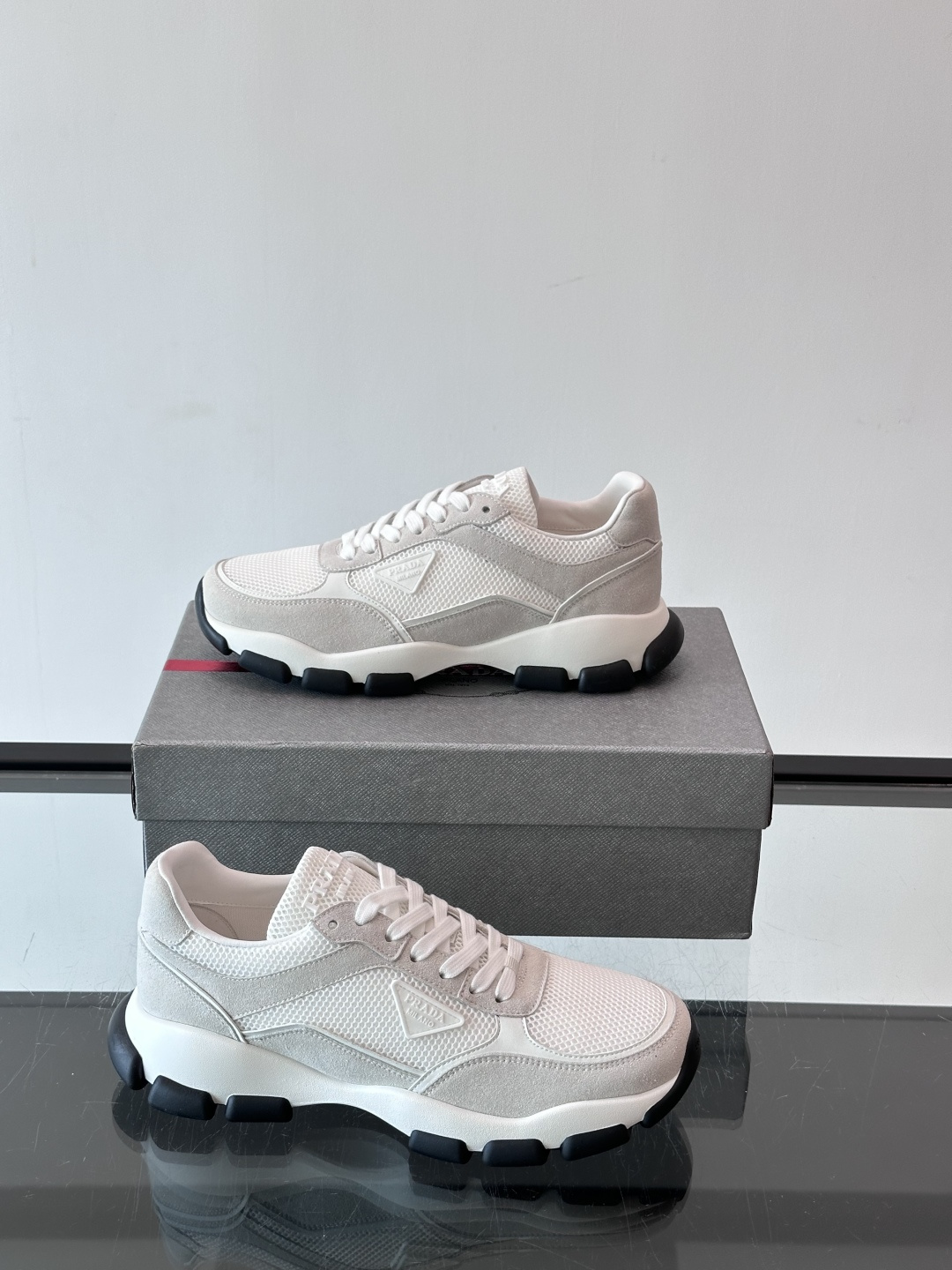 Prada 运动鞋💯百搭色调,网面 + 麂皮拼接鞋面,鞋侧有 Prada 三角形标志性的"符号"logo 压纹 Prada 运动鞋💯百搭色调,网面 + 麂皮拼接鞋面,鞋侧有 Prada 三角形标志性的"符号"logo 压纹