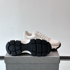 Prada 运动鞋💯百搭色调,网面 + 麂皮拼接鞋面,鞋侧有 Prada 三角形标志性的"符号"logo 压纹 Prada 运动鞋💯百搭色调,网面 + 麂皮拼接鞋面,鞋侧有 Prada 三角形标志性的"符号"logo 压纹