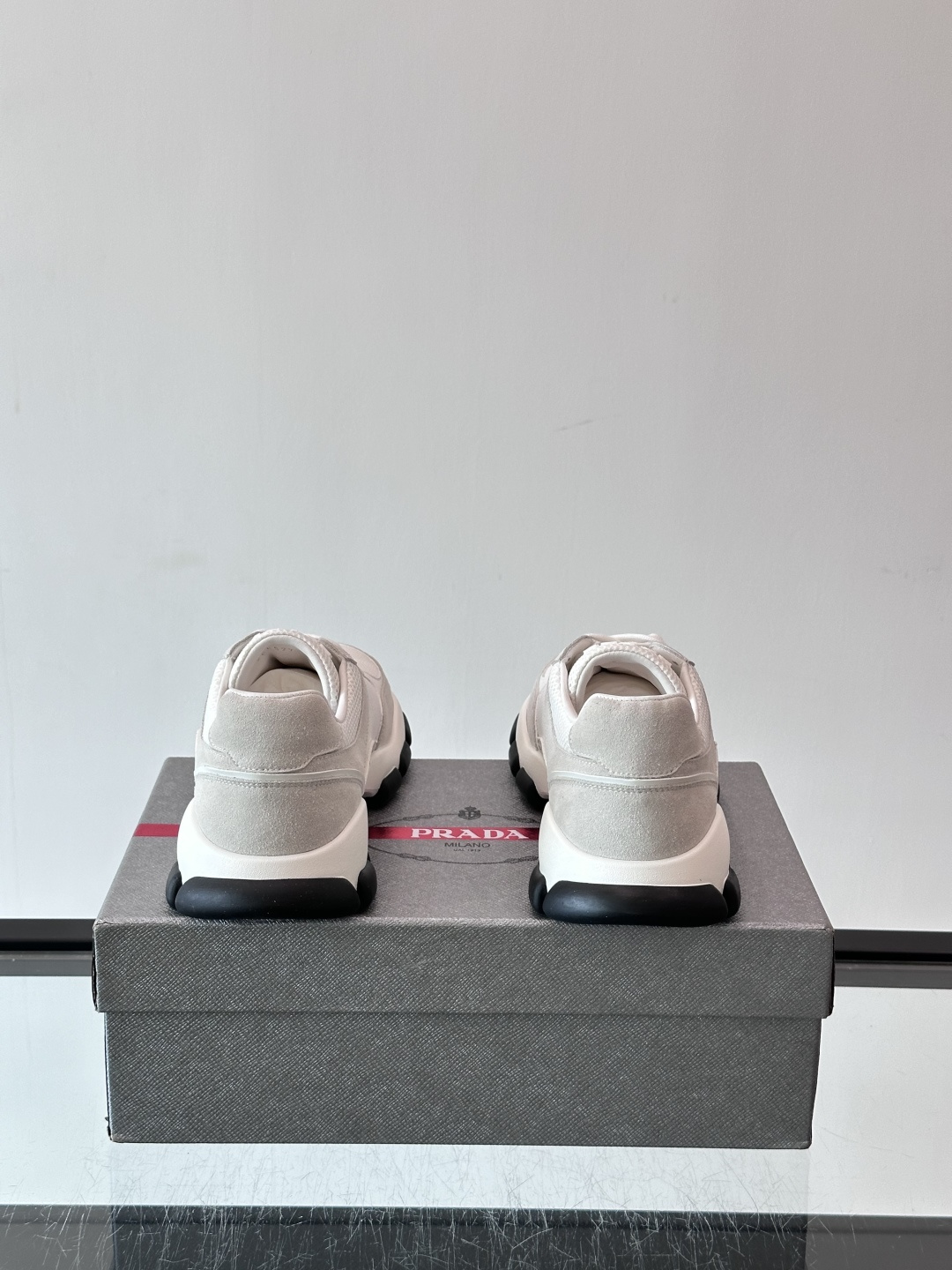 Prada 运动鞋💯百搭色调,网面 + 麂皮拼接鞋面,鞋侧有 Prada 三角形标志性的"符号"logo 压纹 Prada 运动鞋💯百搭色调,网面 + 麂皮拼接鞋面,鞋侧有 Prada 三角形标志性的"符号"logo 压纹