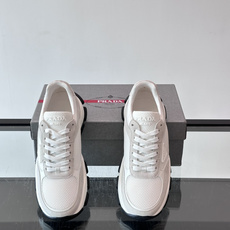 Prada 运动鞋💯百搭色调,网面 + 麂皮拼接鞋面,鞋侧有 Prada 三角形标志性的"符号"logo 压纹 Prada 运动鞋💯百搭色调,网面 + 麂皮拼接鞋面,鞋侧有 Prada 三角形标志性的"符号"logo 压纹