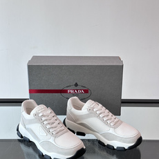 Prada 运动鞋💯百搭色调,网面 + 麂皮拼接鞋面,鞋侧有 Prada 三角形标志性的"符号"logo 压纹 Prada 运动鞋💯百搭色调,网面 + 麂皮拼接鞋面,鞋侧有 Prada 三角形标志性的"符号"logo 压纹