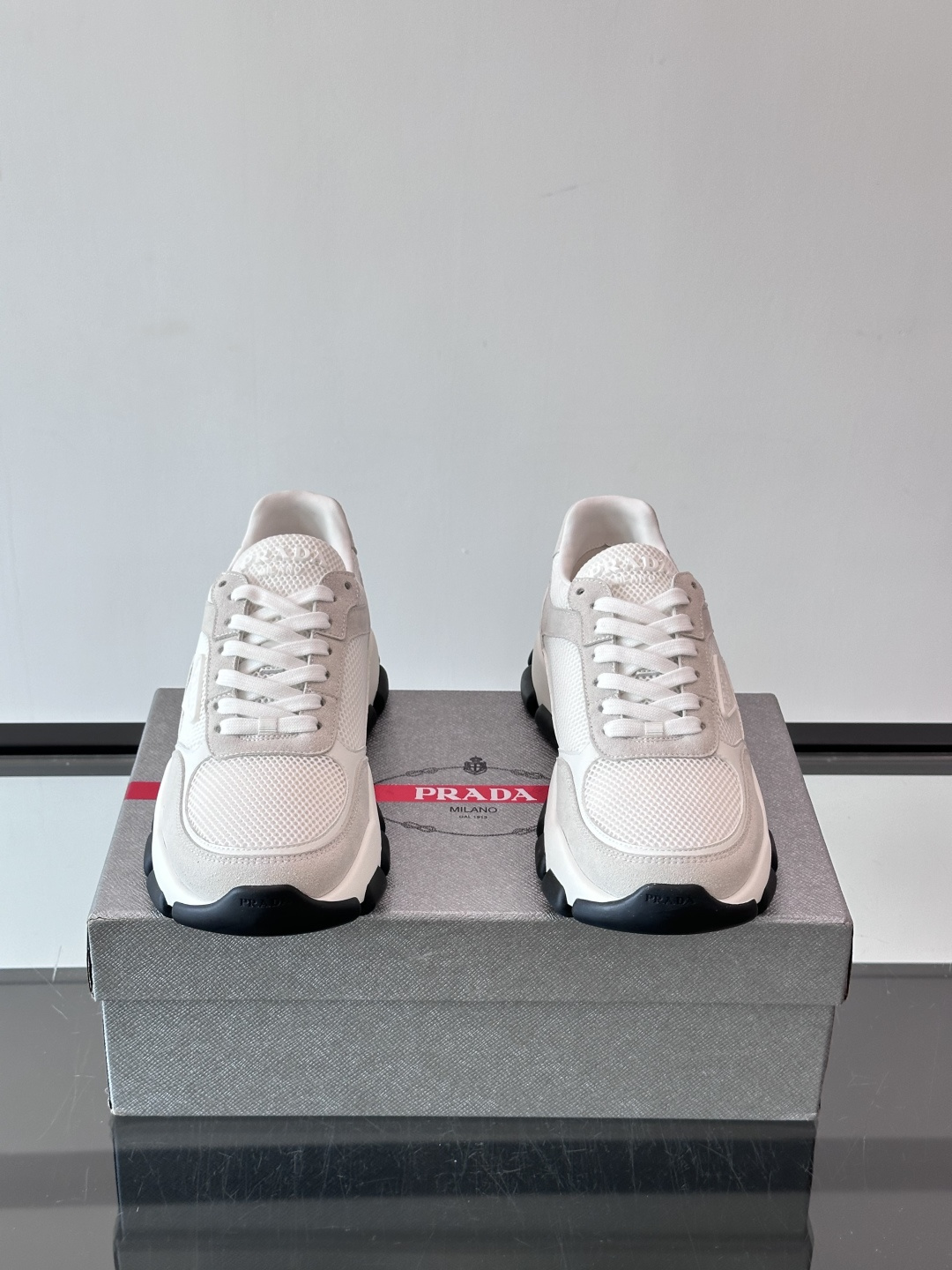 Prada 运动鞋💯百搭色调,网面 + 麂皮拼接鞋面,鞋侧有 Prada 三角形标志性的"符号"logo 压纹 Prada 运动鞋💯百搭色调,网面 + 麂皮拼接鞋面,鞋侧有 Prada 三角形标志性的"符号"logo 压纹