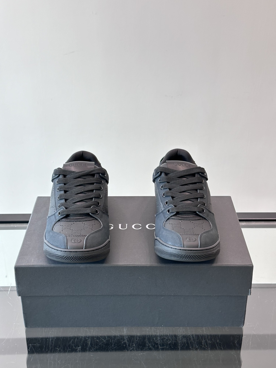 Gucci Screener系列情侣款👫运动鞋 Gucci Primavera系列通过融合创新与务实的愿景,确立了廓形、 Gucci Screener系列情侣款👫运动鞋 Gucci Primavera系列通过融合创新与务实的愿景,确立了廓形、
