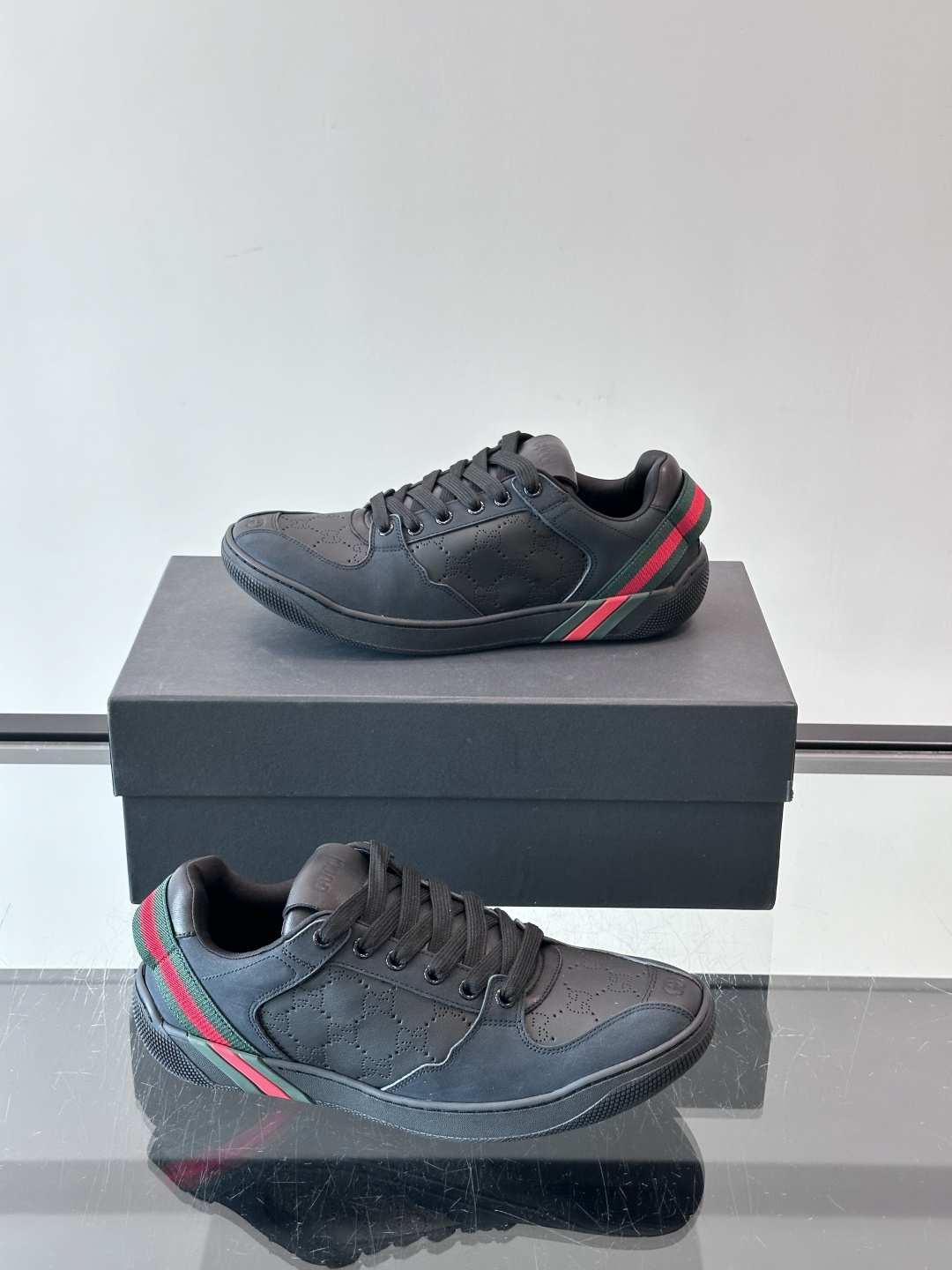 Gucci Screener系列情侣款👫运动鞋 Gucci Primavera系列通过融合创新与务实的愿景,确立了廓形、 Gucci Screener系列情侣款👫运动鞋 Gucci Primavera系列通过融合创新与务实的愿景,确立了廓形、