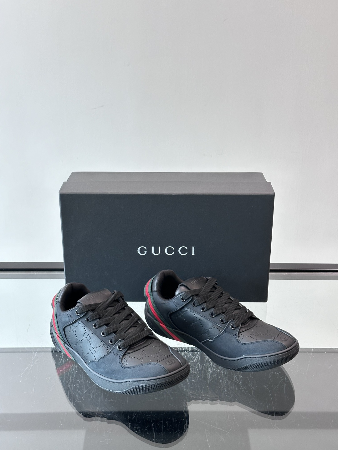 Gucci Screener系列情侣款👫运动鞋 Gucci Primavera系列通过融合创新与务实的愿景,确立了廓形、 Gucci Screener系列情侣款👫运动鞋 Gucci Primavera系列通过融合创新与务实的愿景,确立了廓形、