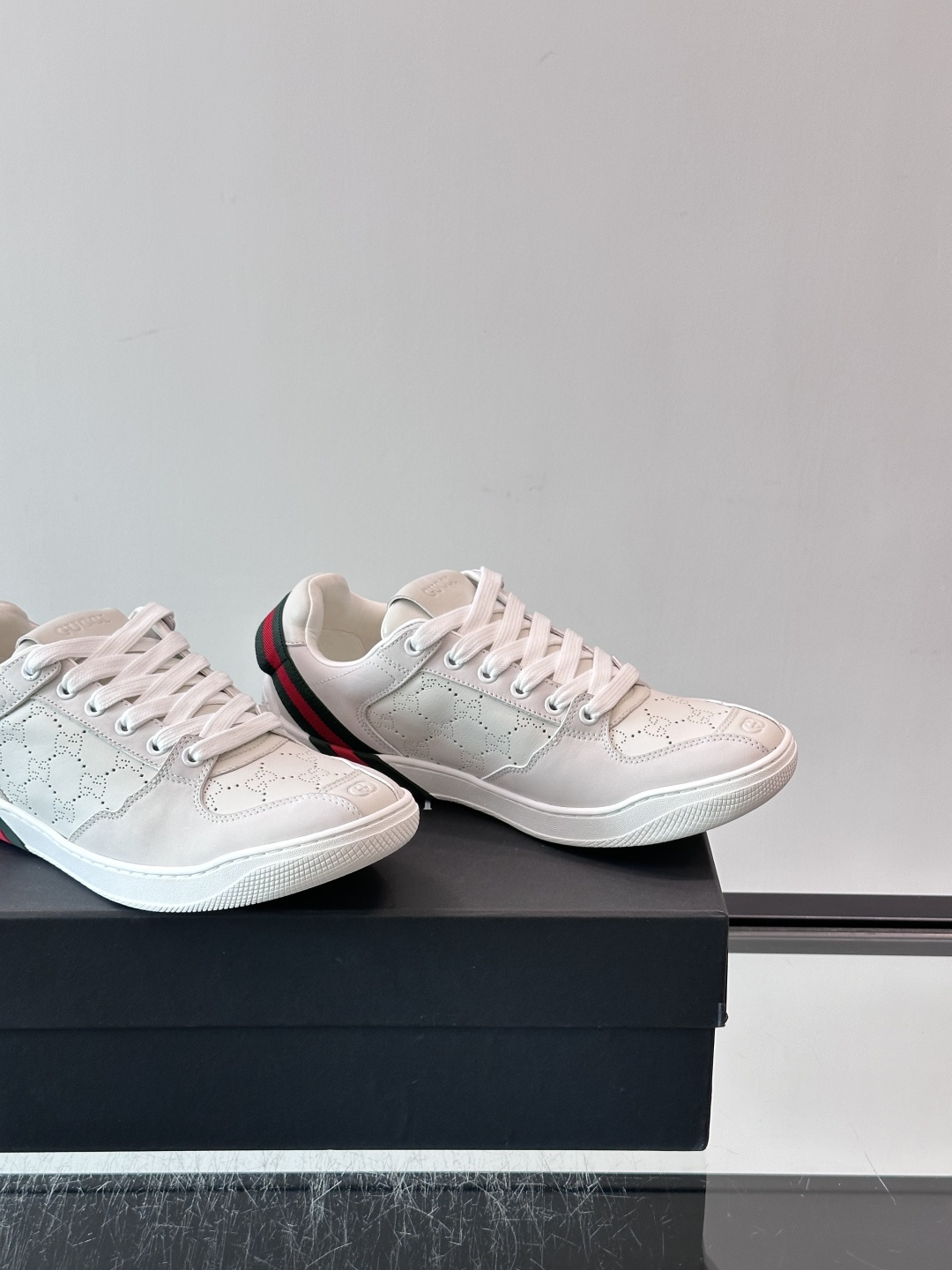 Gucci Screener系列情侣款👫运动鞋 Gucci Primavera系列通过融合创新与务实的愿景,确立了廓形、 Gucci Screener系列情侣款👫运动鞋 Gucci Primavera系列通过融合创新与务实的愿景,确立了廓形、
