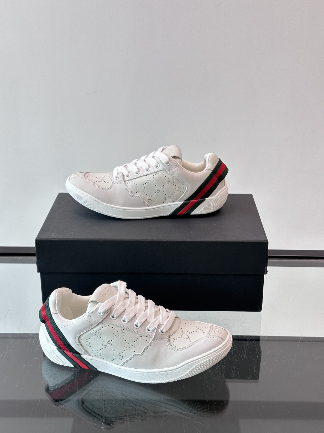 Gucci Screener系列情侣款👫运动鞋 Gucci Primavera系列通过融合创新与务实的愿景,确立了廓形、 Gucci Screener系列情侣款👫运动鞋 Gucci Primavera系列通过融合创新与务实的愿景,确立了廓形、