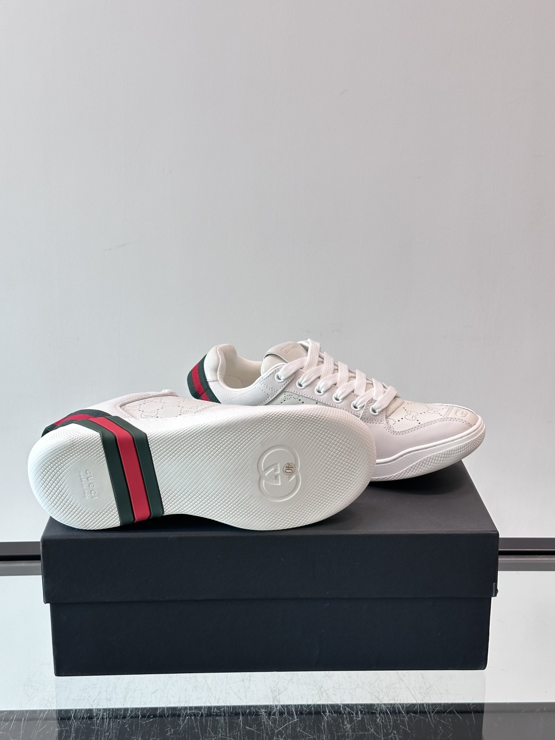 Gucci Screener系列情侣款👫运动鞋 Gucci Primavera系列通过融合创新与务实的愿景,确立了廓形、 Gucci Screener系列情侣款👫运动鞋 Gucci Primavera系列通过融合创新与务实的愿景,确立了廓形、