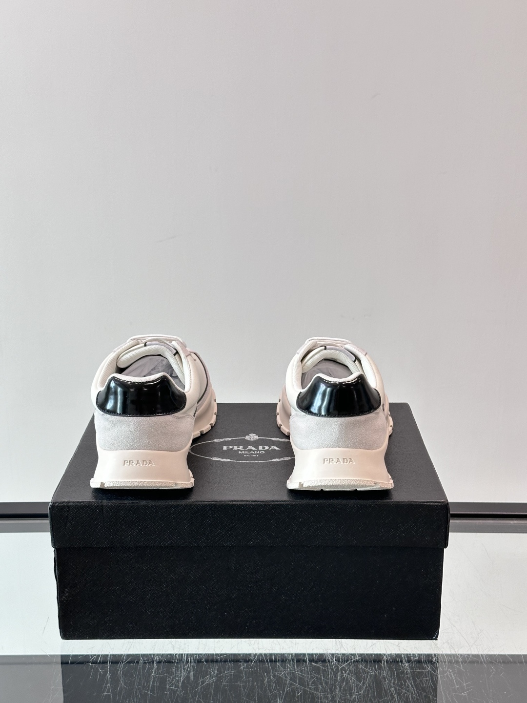 Prada这款拼色运动鞋,采用皮革+麂皮拼接,质感层次感满满。侧面三角金属Logo超有辨识度✨,厚底橡胶设计,抓地力和舒 Prada这款拼色运动鞋,采用皮革+麂皮拼接,质感层次感满满。侧面三角金属Logo超有辨识度✨,厚底橡胶设计,抓地力和舒