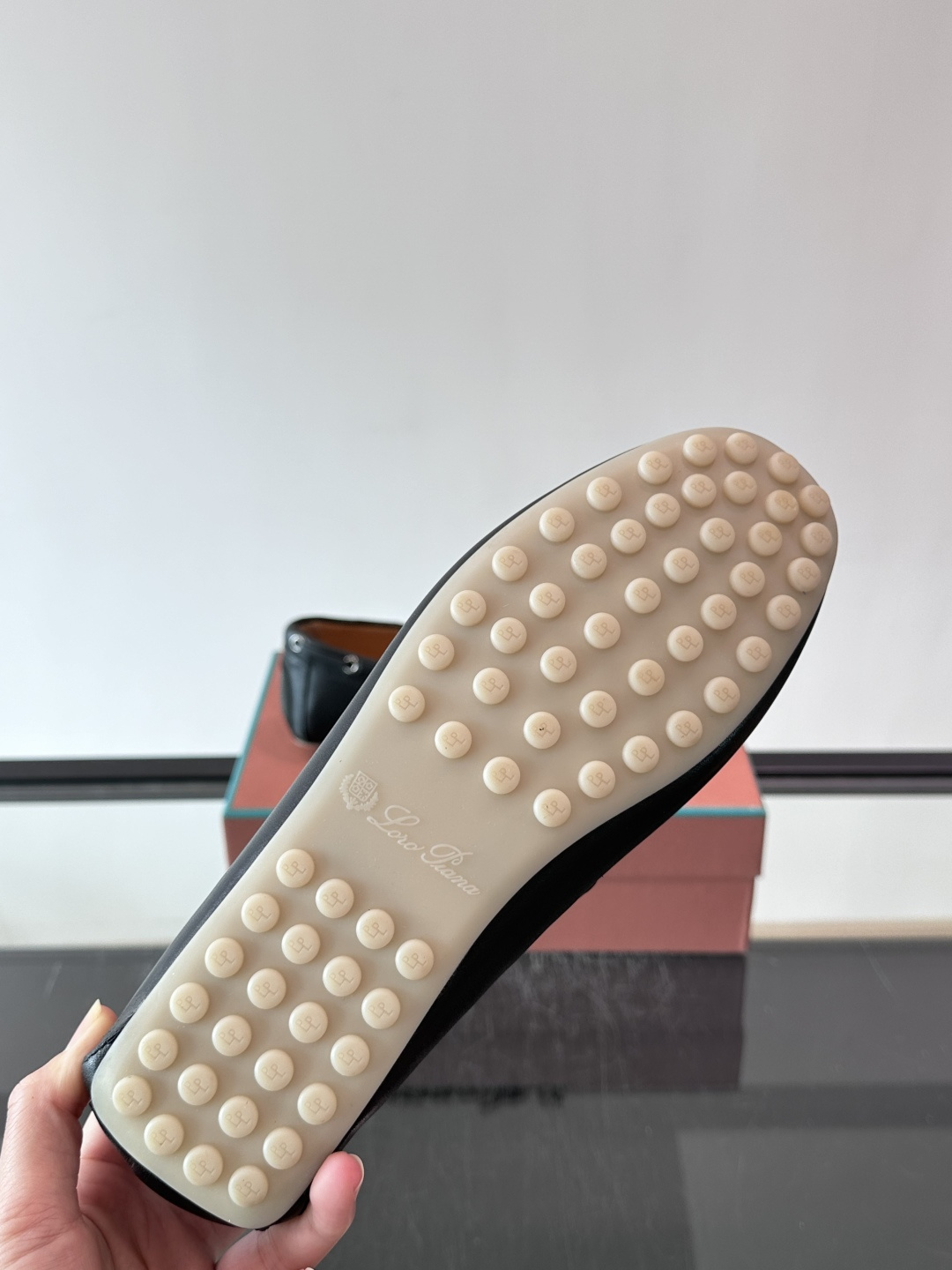Loro Piana风格羊反绒乐福鞋 这款乐福鞋采用羊反绒鞋面,触感柔软细腻,低调高级感满满。内里羊皮内里,保暖又舒适, Loro Piana风格羊反绒乐福鞋 这款乐福鞋采用羊反绒鞋面,触感柔软细腻,低调高级感满满。内里羊皮内里,保暖又舒适,