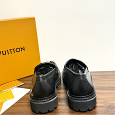 Louis Vuitton 男士乐福鞋,黑色压纹皮革鞋面,暗花 LV monogram 图案,金属马衔扣装饰,黑色锯 Louis Vuitton 男士乐福鞋,黑色压纹皮革鞋面,暗花 LV monogram 图案,金属马衔扣装饰,黑色锯