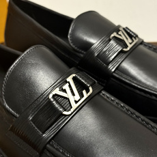 Louis Vuitton 男士乐福鞋,黑色压纹皮革鞋面,暗花 LV monogram 图案,金属马衔扣装饰,黑色锯 Louis Vuitton 男士乐福鞋,黑色压纹皮革鞋面,暗花 LV monogram 图案,金属马衔扣装饰,黑色锯