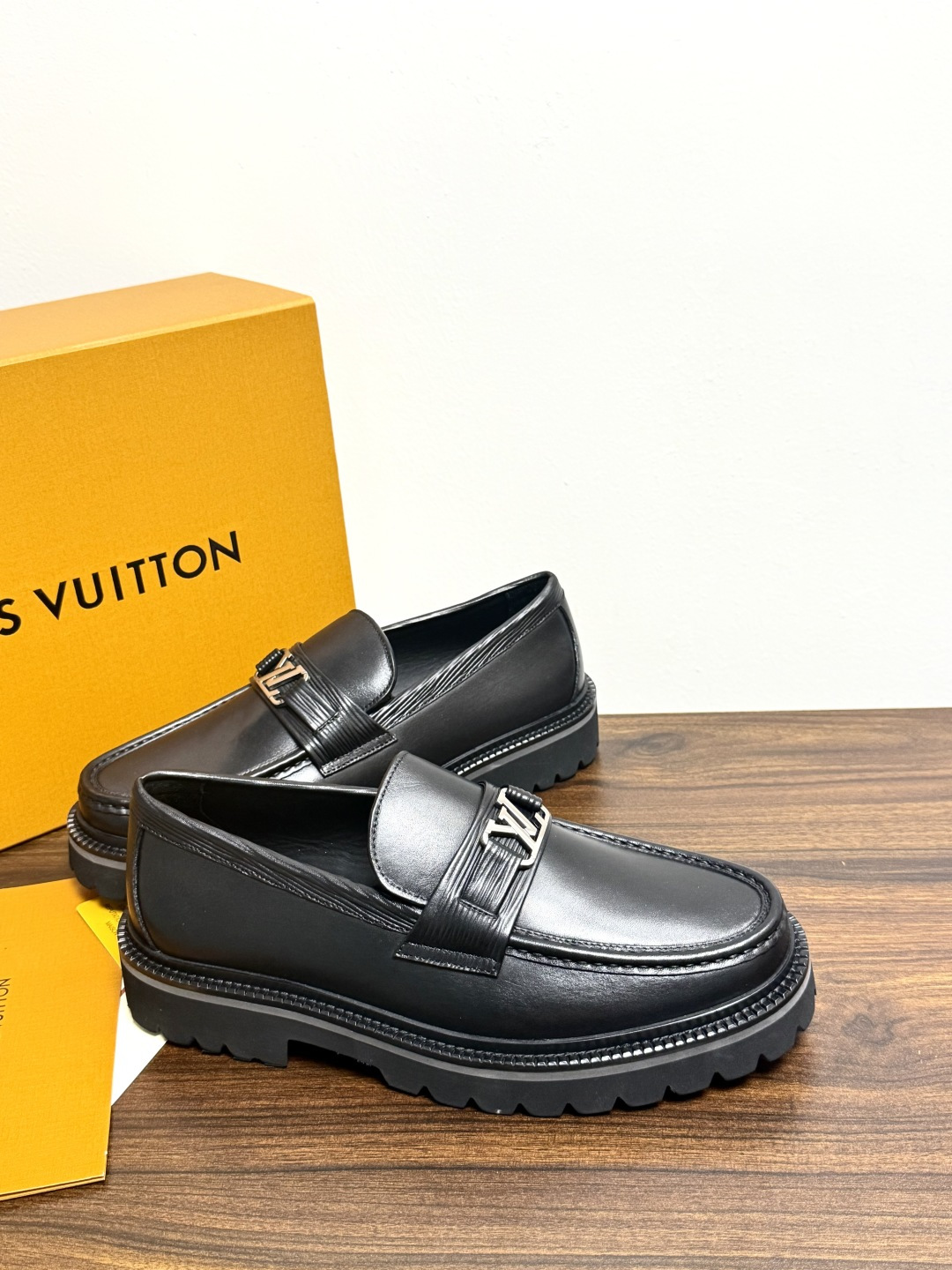 Louis Vuitton 男士乐福鞋,黑色压纹皮革鞋面,暗花 LV monogram 图案,金属马衔扣装饰,黑色锯 Louis Vuitton 男士乐福鞋,黑色压纹皮革鞋面,暗花 LV monogram 图案,金属马衔扣装饰,黑色锯