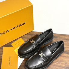 Louis Vuitton 男士乐福鞋,黑色压纹皮革鞋面,暗花 LV monogram 图案,金属马衔扣装饰,黑色锯 Louis Vuitton 男士乐福鞋,黑色压纹皮革鞋面,暗花 LV monogram 图案,金属马衔扣装饰,黑色锯