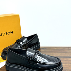 Louis Vuitton 男士乐福鞋,黑色压纹皮革鞋面,暗花 LV monogram 图案,金属马衔扣装饰,黑色锯 Louis Vuitton 男士乐福鞋,黑色压纹皮革鞋面,暗花 LV monogram 图案,金属马衔扣装饰,黑色锯