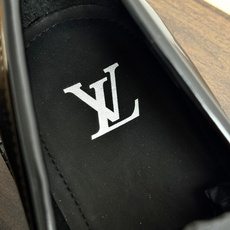 Louis Vuitton 男士乐福鞋,黑色压纹皮革鞋面,暗花 LV monogram 图案,金属马衔扣装饰,黑色锯 Louis Vuitton 男士乐福鞋,黑色压纹皮革鞋面,暗花 LV monogram 图案,金属马衔扣装饰,黑色锯