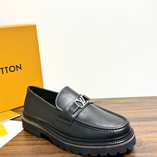 Louis Vuitton 男士乐福鞋,黑色压纹皮革鞋面,暗花 LV monogram 图案,金属马衔扣装饰,黑色锯 Louis Vuitton 男士乐福鞋,黑色压纹皮革鞋面,暗花 LV monogram 图案,金属马衔扣装饰,黑色锯
