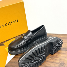 Louis Vuitton 男士乐福鞋,黑色压纹皮革鞋面,暗花 LV monogram 图案,金属马衔扣装饰,黑色锯 Louis Vuitton 男士乐福鞋,黑色压纹皮革鞋面,暗花 LV monogram 图案,金属马衔扣装饰,黑色锯