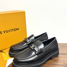 Louis Vuitton 男士乐福鞋,黑色压纹皮革鞋面,暗花 LV monogram 图案,金属马衔扣装饰,黑色锯 Louis Vuitton 男士乐福鞋,黑色压纹皮革鞋面,暗花 LV monogram 图案,金属马衔扣装饰,黑色锯