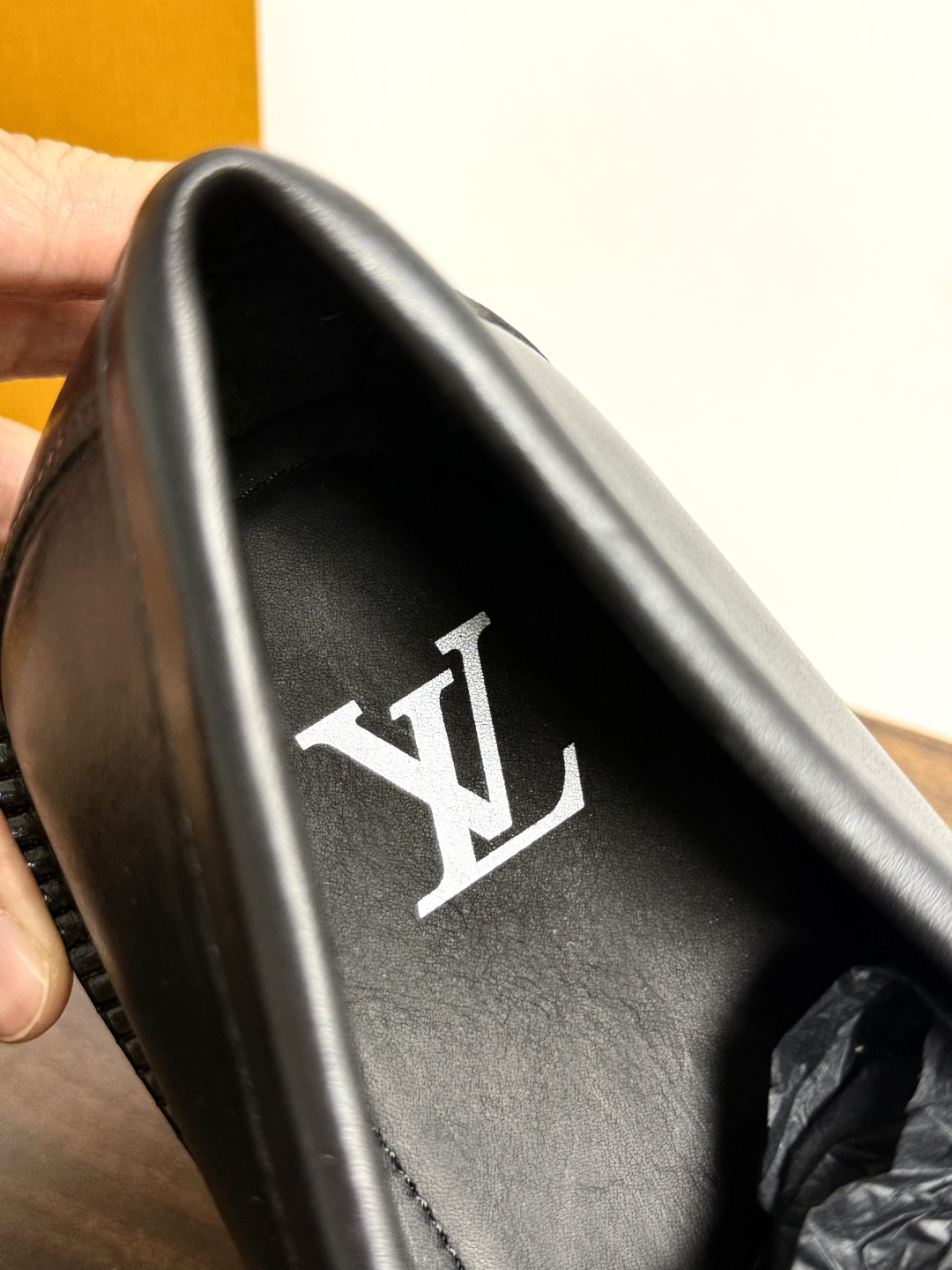 Louis Vuitton 男士乐福鞋,黑色压纹皮革鞋面,暗花 LV monogram 图案,金属马衔扣装饰,黑色锯 Louis Vuitton 男士乐福鞋,黑色压纹皮革鞋面,暗花 LV monogram 图案,金属马衔扣装饰,黑色锯