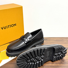 Louis Vuitton 男士乐福鞋,黑色压纹皮革鞋面,暗花 LV monogram 图案,金属马衔扣装饰,黑色锯 Louis Vuitton 男士乐福鞋,黑色压纹皮革鞋面,暗花 LV monogram 图案,金属马衔扣装饰,黑色锯