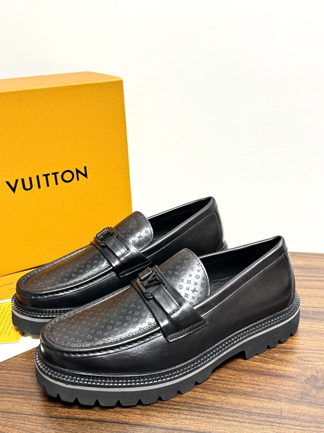Louis Vuitton 男士乐福鞋,黑色压纹皮革鞋面,暗花 LV monogram 图案,金属马衔扣装饰,黑色锯 Louis Vuitton 男士乐福鞋,黑色压纹皮革鞋面,暗花 LV monogram 图案,金属马衔扣装饰,黑色锯