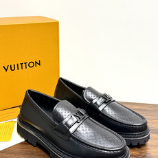 Louis Vuitton 男士乐福鞋,黑色压纹皮革鞋面,暗花 LV monogram 图案,金属马衔扣装饰,黑色锯 Louis Vuitton 男士乐福鞋,黑色压纹皮革鞋面,暗花 LV monogram 图案,金属马衔扣装饰,黑色锯
