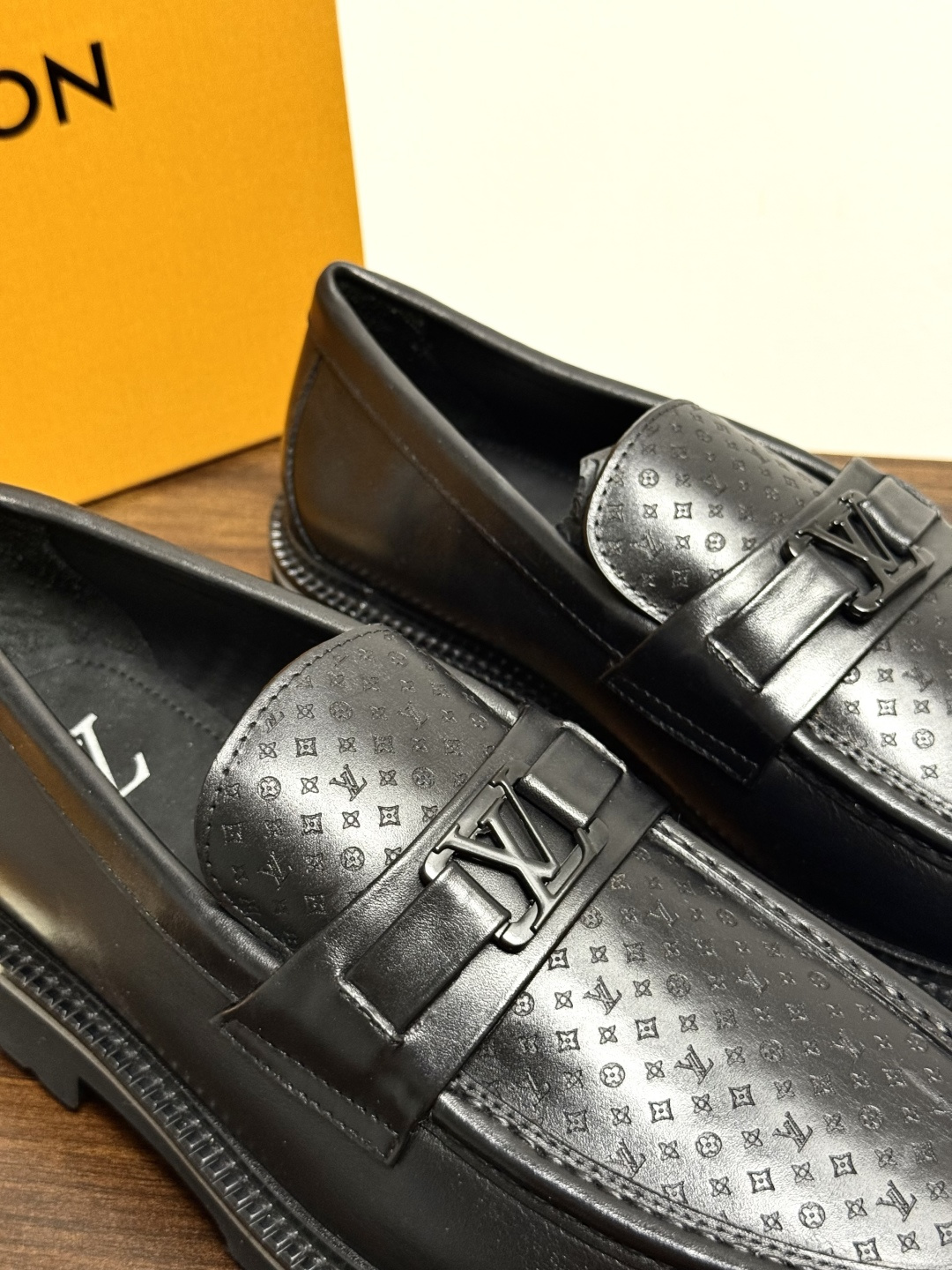Louis Vuitton 男士乐福鞋,黑色压纹皮革鞋面,暗花 LV monogram 图案,金属马衔扣装饰,黑色锯 Louis Vuitton 男士乐福鞋,黑色压纹皮革鞋面,暗花 LV monogram 图案,金属马衔扣装饰,黑色锯