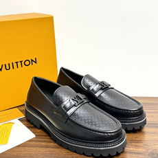 Louis Vuitton 男士乐福鞋,黑色压纹皮革鞋面,暗花 LV monogram 图案,金属马衔扣装饰,黑色锯 Louis Vuitton 男士乐福鞋,黑色压纹皮革鞋面,暗花 LV monogram 图案,金属马衔扣装饰,黑色锯