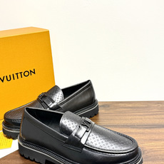 Louis Vuitton 男士乐福鞋,黑色压纹皮革鞋面,暗花 LV monogram 图案,金属马衔扣装饰,黑色锯 Louis Vuitton 男士乐福鞋,黑色压纹皮革鞋面,暗花 LV monogram 图案,金属马衔扣装饰,黑色锯