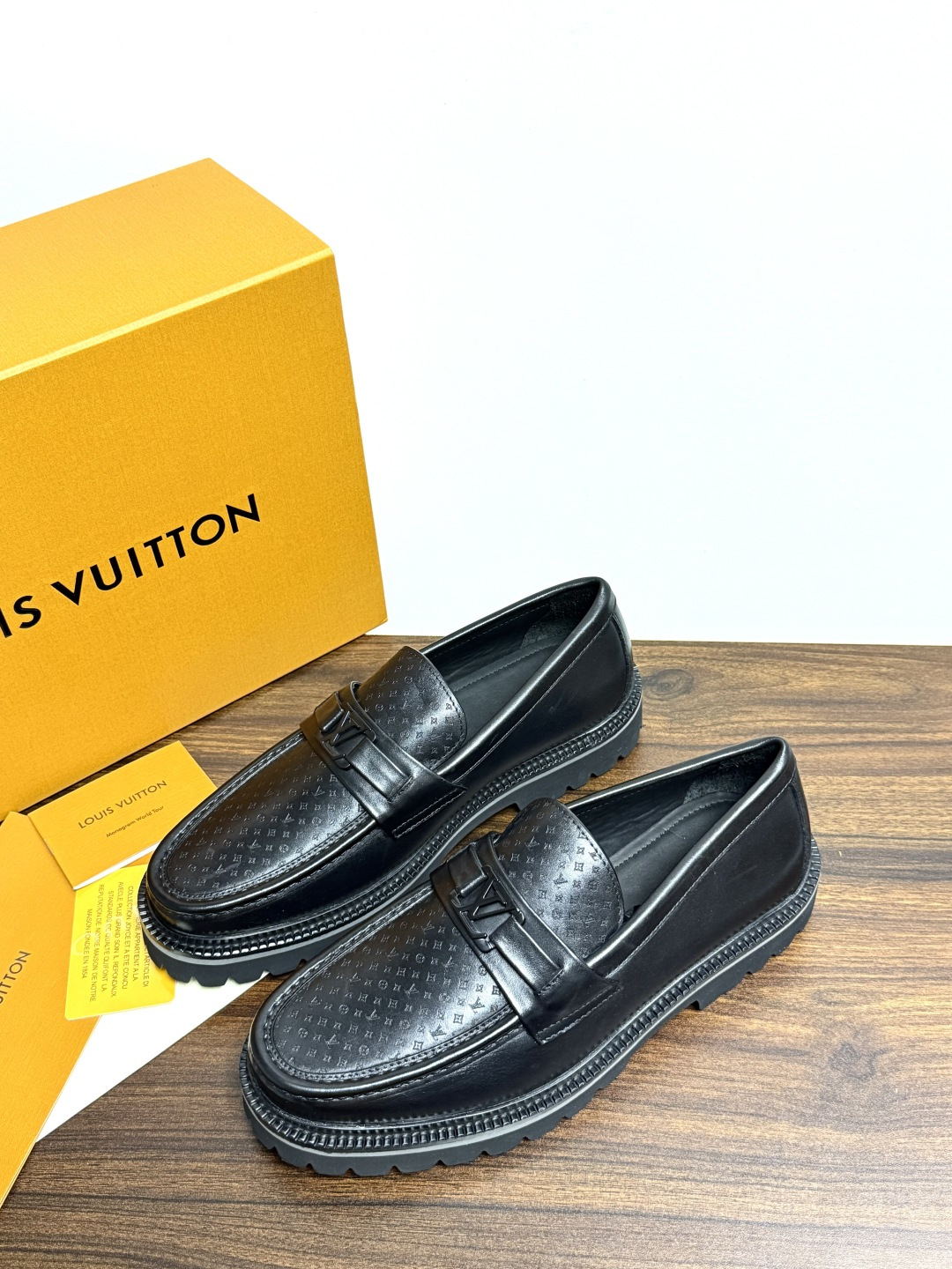 Louis Vuitton 男士乐福鞋,黑色压纹皮革鞋面,暗花 LV monogram 图案,金属马衔扣装饰,黑色锯 Louis Vuitton 男士乐福鞋,黑色压纹皮革鞋面,暗花 LV monogram 图案,金属马衔扣装饰,黑色锯