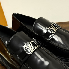 Louis Vuitton 男士乐福鞋,黑色压纹皮革鞋面,暗花 LV monogram 图案,金属马衔扣装饰,黑色锯 Louis Vuitton 男士乐福鞋,黑色压纹皮革鞋面,暗花 LV monogram 图案,金属马衔扣装饰,黑色锯