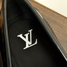 Louis Vuitton 男士乐福鞋,黑色压纹皮革鞋面,暗花 LV monogram 图案,金属马衔扣装饰,黑色锯 Louis Vuitton 男士乐福鞋,黑色压纹皮革鞋面,暗花 LV monogram 图案,金属马衔扣装饰,黑色锯