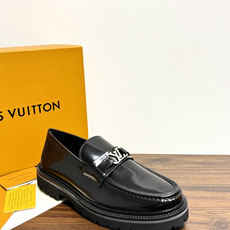Louis Vuitton 男士乐福鞋,黑色压纹皮革鞋面,暗花 LV monogram 图案,金属马衔扣装饰,黑色锯 Louis Vuitton 男士乐福鞋,黑色压纹皮革鞋面,暗花 LV monogram 图案,金属马衔扣装饰,黑色锯