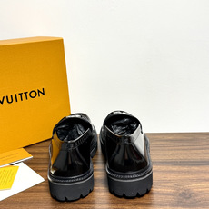 Louis Vuitton 男士乐福鞋,黑色压纹皮革鞋面,暗花 LV monogram 图案,金属马衔扣装饰,黑色锯 Louis Vuitton 男士乐福鞋,黑色压纹皮革鞋面,暗花 LV monogram 图案,金属马衔扣装饰,黑色锯