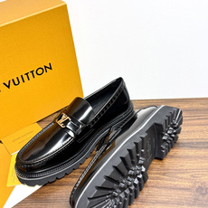 Louis Vuitton 男士乐福鞋,黑色压纹皮革鞋面,暗花 LV monogram 图案,金属马衔扣装饰,黑色锯 Louis Vuitton 男士乐福鞋,黑色压纹皮革鞋面,暗花 LV monogram 图案,金属马衔扣装饰,黑色锯