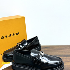Louis Vuitton 男士乐福鞋,黑色压纹皮革鞋面,暗花 LV monogram 图案,金属马衔扣装饰,黑色锯 Louis Vuitton 男士乐福鞋,黑色压纹皮革鞋面,暗花 LV monogram 图案,金属马衔扣装饰,黑色锯