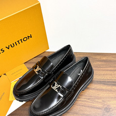 Louis Vuitton 男士乐福鞋,黑色压纹皮革鞋面,暗花 LV monogram 图案,金属马衔扣装饰,黑色锯 Louis Vuitton 男士乐福鞋,黑色压纹皮革鞋面,暗花 LV monogram 图案,金属马衔扣装饰,黑色锯
