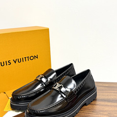 Louis Vuitton 男士乐福鞋,黑色压纹皮革鞋面,暗花 LV monogram 图案,金属马衔扣装饰,黑色锯 Louis Vuitton 男士乐福鞋,黑色压纹皮革鞋面,暗花 LV monogram 图案,金属马衔扣装饰,黑色锯