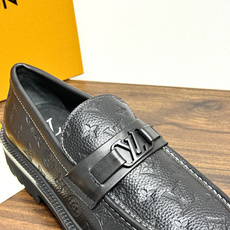 Louis Vuitton 男士乐福鞋,黑色压纹皮革鞋面,暗花 LV monogram 图案,金属马衔扣装饰,黑色锯 Louis Vuitton 男士乐福鞋,黑色压纹皮革鞋面,暗花 LV monogram 图案,金属马衔扣装饰,黑色锯