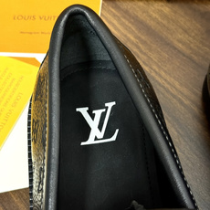 Louis Vuitton 男士乐福鞋,黑色压纹皮革鞋面,暗花 LV monogram 图案,金属马衔扣装饰,黑色锯 Louis Vuitton 男士乐福鞋,黑色压纹皮革鞋面,暗花 LV monogram 图案,金属马衔扣装饰,黑色锯