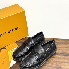 Louis Vuitton 男士乐福鞋,黑色压纹皮革鞋面,暗花 LV monogram 图案,金属马衔扣装饰,黑色锯 Louis Vuitton 男士乐福鞋,黑色压纹皮革鞋面,暗花 LV monogram 图案,金属马衔扣装饰,黑色锯