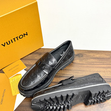 Louis Vuitton 男士乐福鞋,黑色压纹皮革鞋面,暗花 LV monogram 图案,金属马衔扣装饰,黑色锯 Louis Vuitton 男士乐福鞋,黑色压纹皮革鞋面,暗花 LV monogram 图案,金属马衔扣装饰,黑色锯