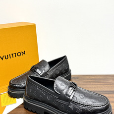 Louis Vuitton 男士乐福鞋,黑色压纹皮革鞋面,暗花 LV monogram 图案,金属马衔扣装饰,黑色锯 Louis Vuitton 男士乐福鞋,黑色压纹皮革鞋面,暗花 LV monogram 图案,金属马衔扣装饰,黑色锯