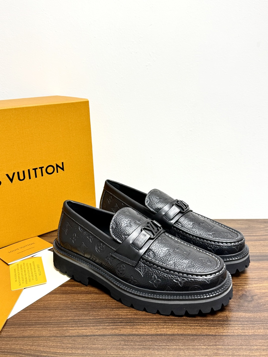 Louis Vuitton 男士乐福鞋,黑色压纹皮革鞋面,暗花 LV monogram 图案,金属马衔扣装饰,黑色锯 Louis Vuitton 男士乐福鞋,黑色压纹皮革鞋面,暗花 LV monogram 图案,金属马衔扣装饰,黑色锯