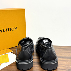 Louis Vuitton 男士乐福鞋,黑色压纹皮革鞋面,暗花 LV monogram 图案,金属马衔扣装饰,黑色锯 Louis Vuitton 男士乐福鞋,黑色压纹皮革鞋面,暗花 LV monogram 图案,金属马衔扣装饰,黑色锯
