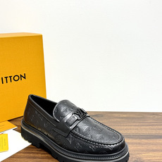 Louis Vuitton 男士乐福鞋,黑色压纹皮革鞋面,暗花 LV monogram 图案,金属马衔扣装饰,黑色锯 Louis Vuitton 男士乐福鞋,黑色压纹皮革鞋面,暗花 LV monogram 图案,金属马衔扣装饰,黑色锯